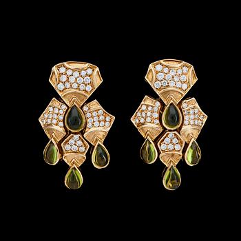 899. A pair if cabochon cut peridote and brilliant cut diamond earrings, tot. app. 3 cts.