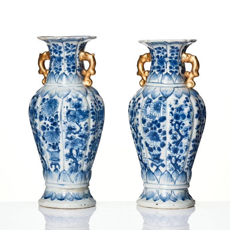 A pair of blue and white vases, Qing dynasty, Kangxi (1662-1722).