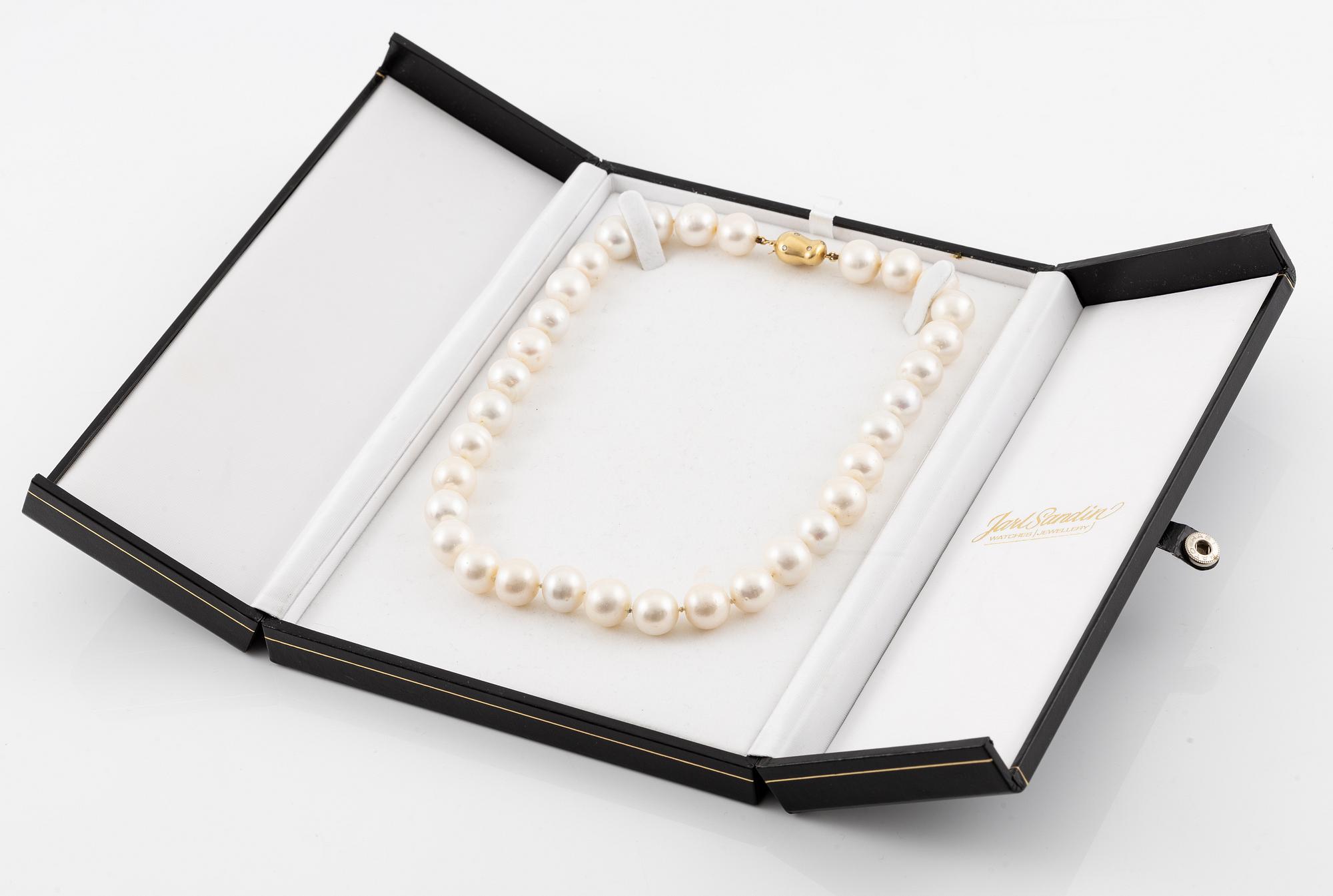 Pearl necklace, cultured freshwater pearls, clasp by Jarl Sandin in 18K gold with small brilliant-cut diamonds.