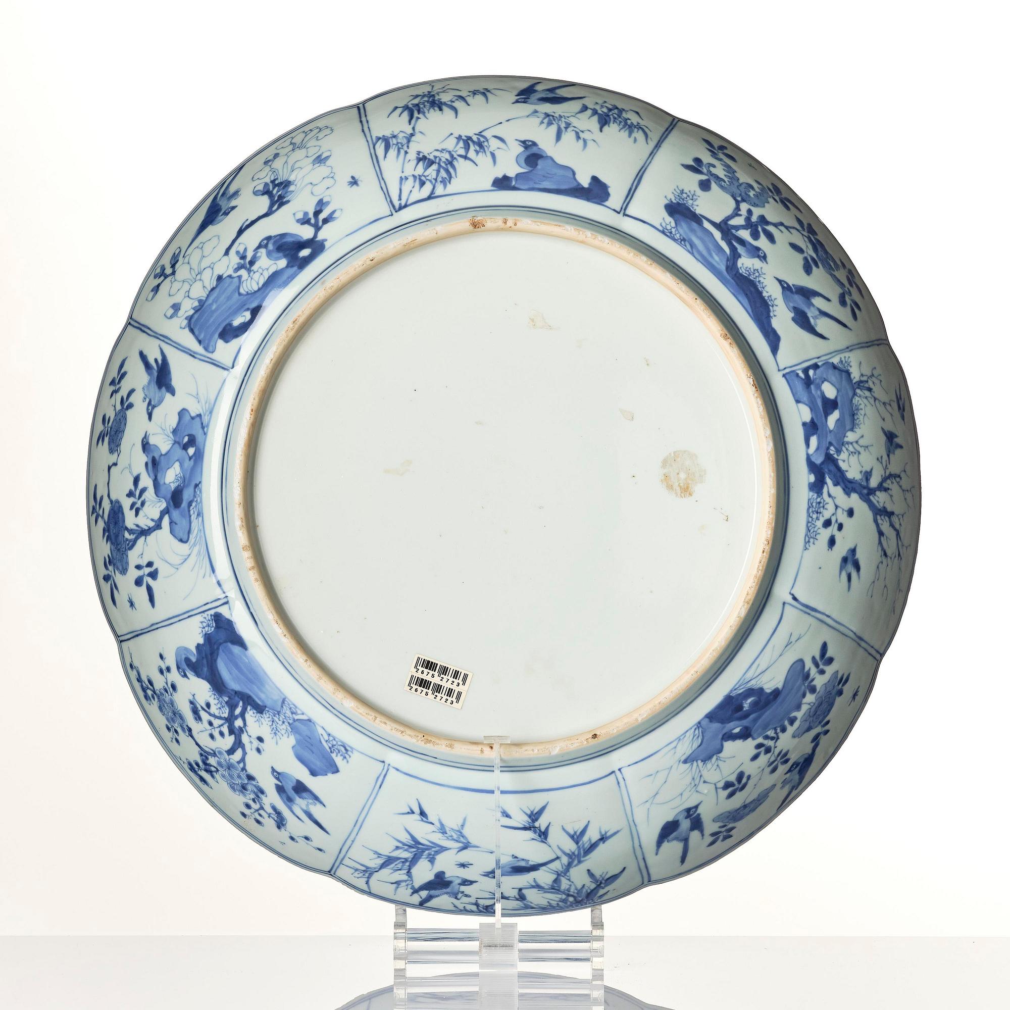 A rare and massive blue and white scalloped dish, Qing dynasty, Kangxi (1662-1722).
