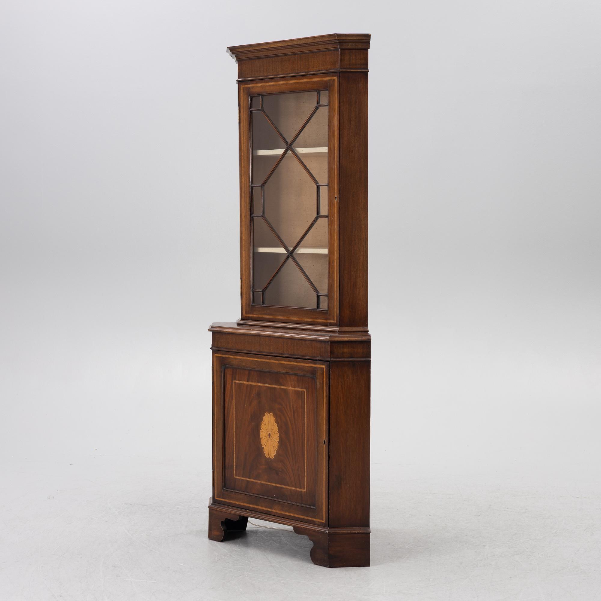 A Georgian style corner cabinet, 20th century.