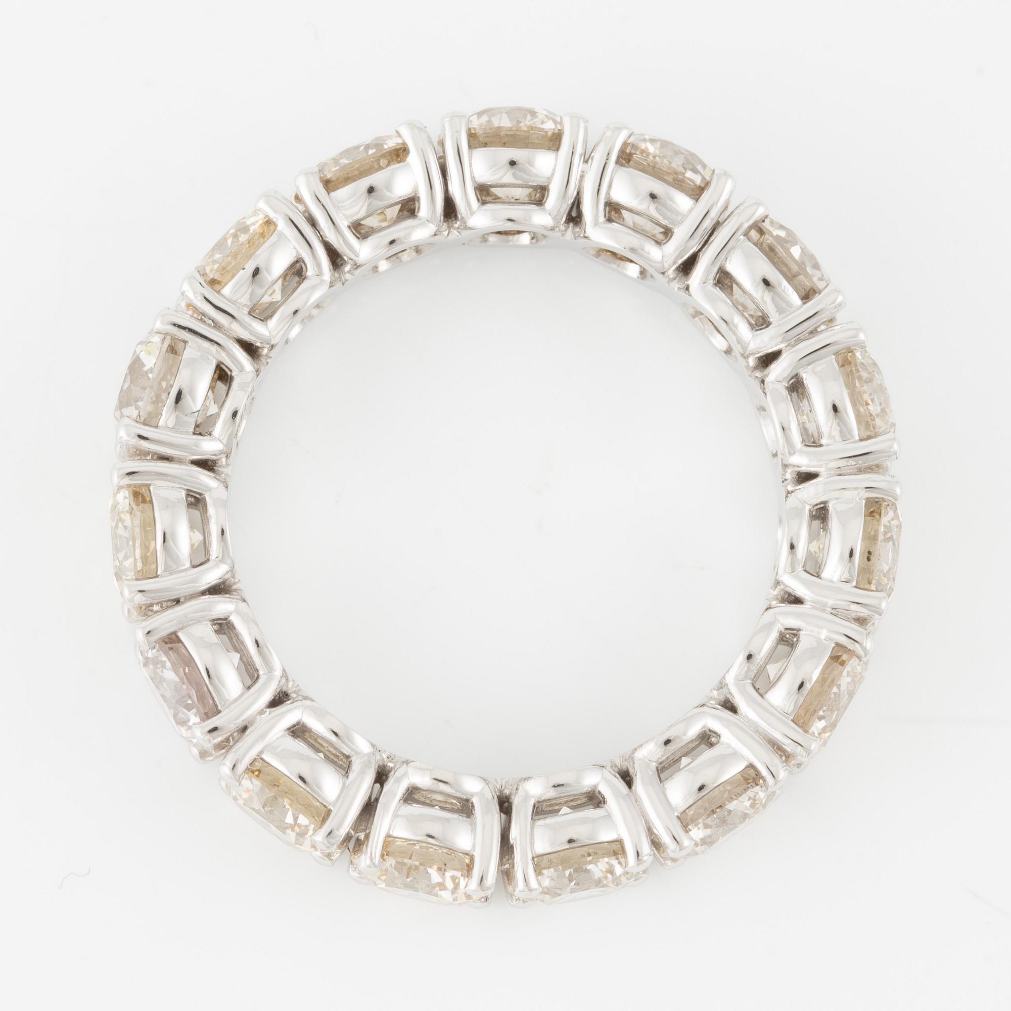 Ring in 18K gold with round brilliant-cut diamonds, full eternity band.