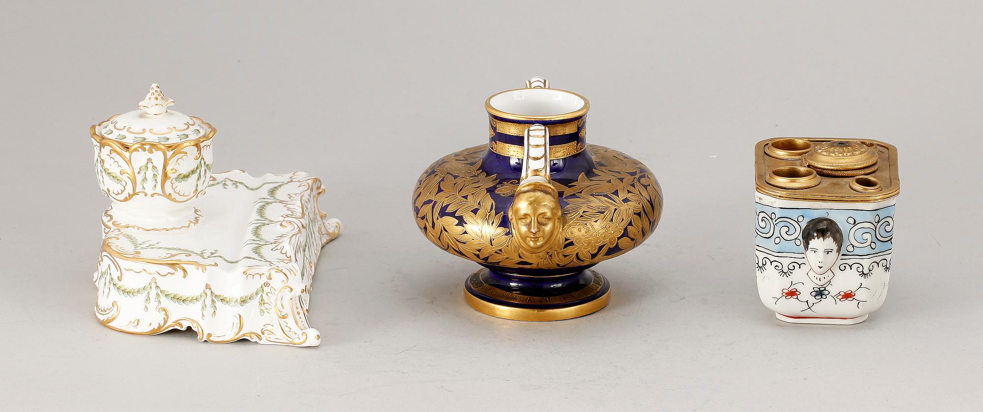 BLÄCKHORN 2 st SAMT VAS, porslin, bla Copeland. England resp Frankrike. 1900-talets första hälft.