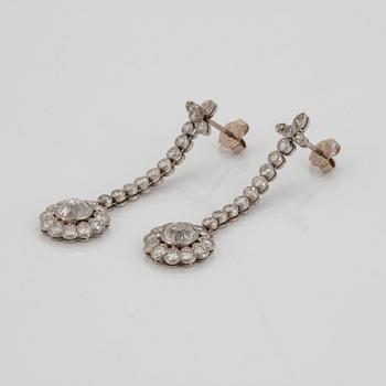 A pair of platinum earrings set with two old-cut diamonds with a total weight of ca 1.30 cts quality ca H vvs.