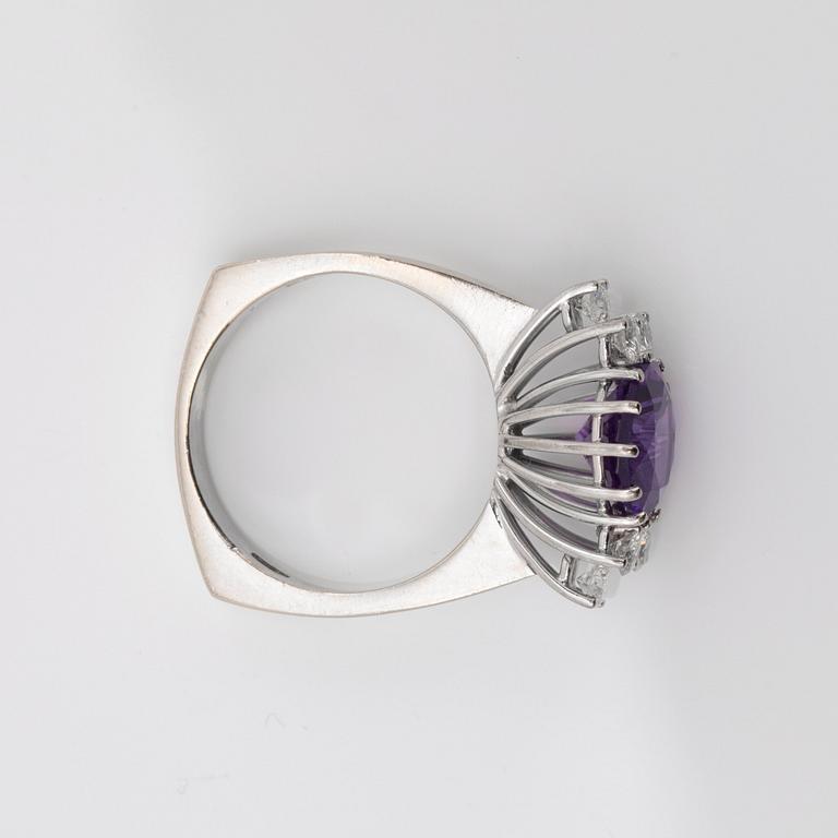 RING med ametist samt briljantslipade diamanter totalt ca 0.50 ct.