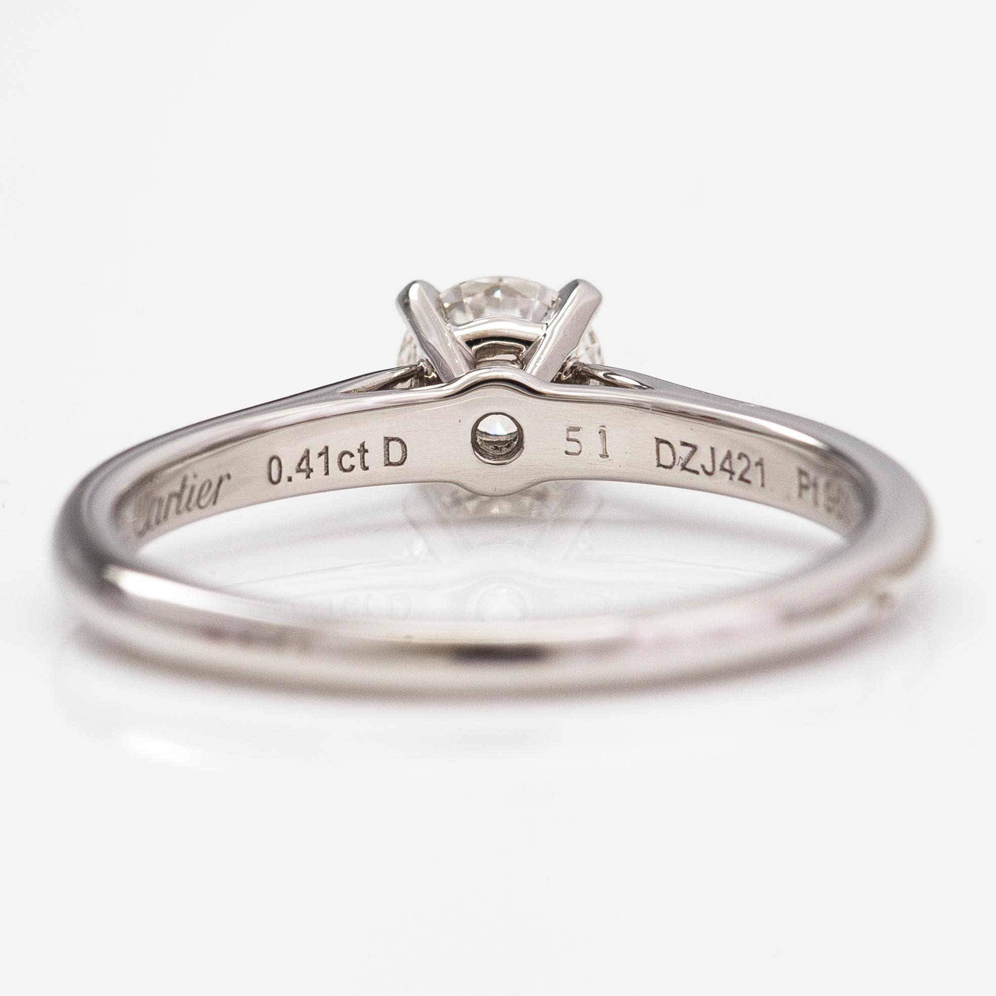 Cartier, Sormus, platinaa ja timantti n. 0.41 ct. Merkitty DZJ421. GIA todistus.
