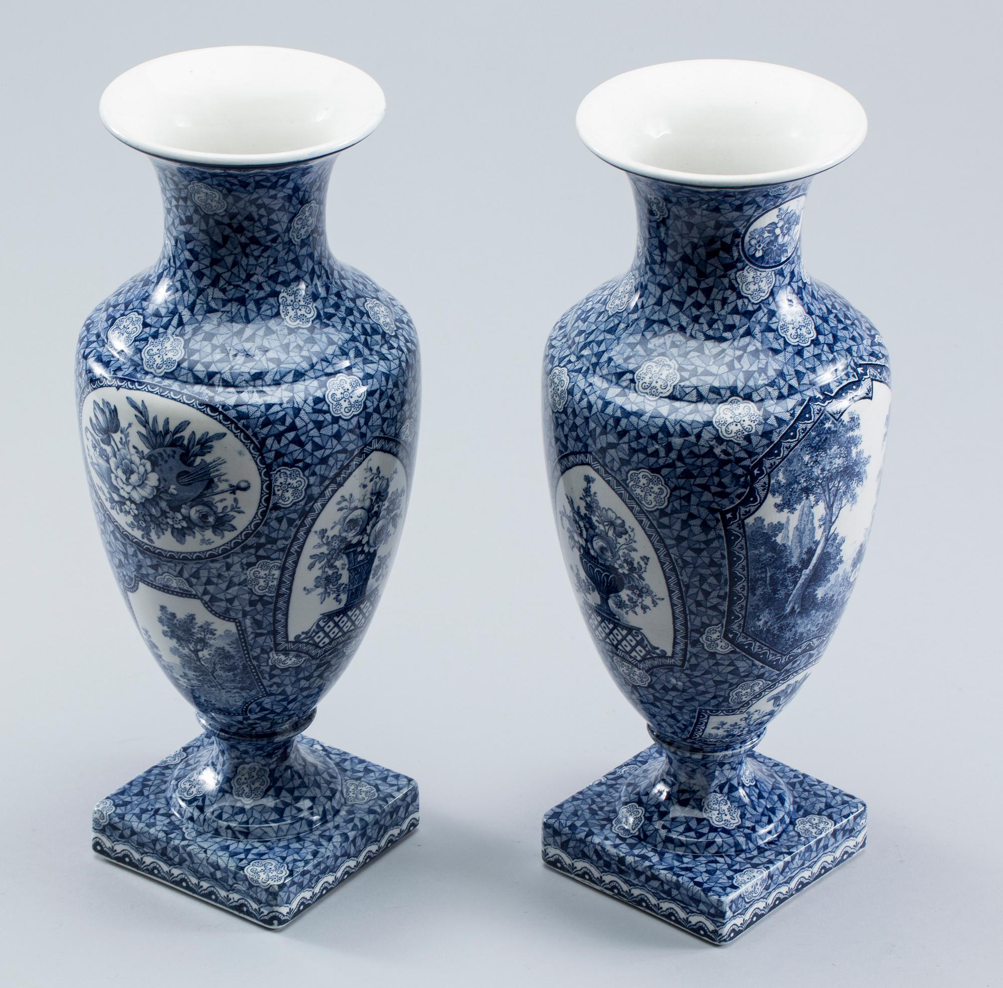 VASER, ett par, flintgods, omkring 1900.