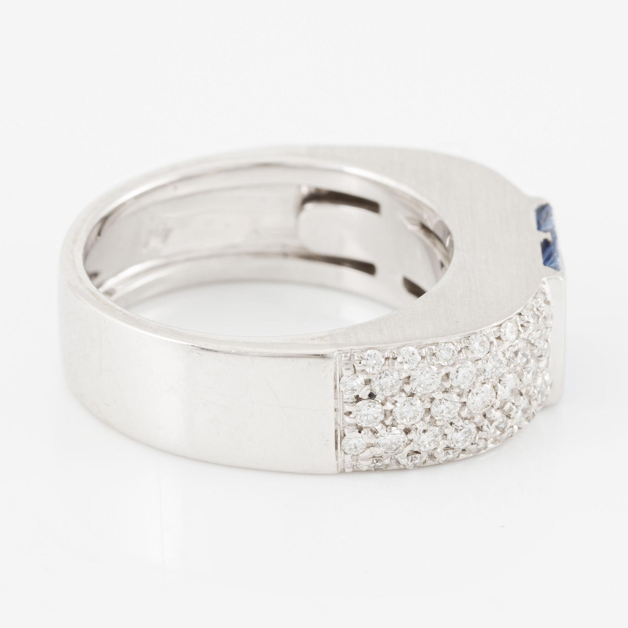 Ring in 18K white gold set with round brilliant-cut diamonds and faceted sapphires.