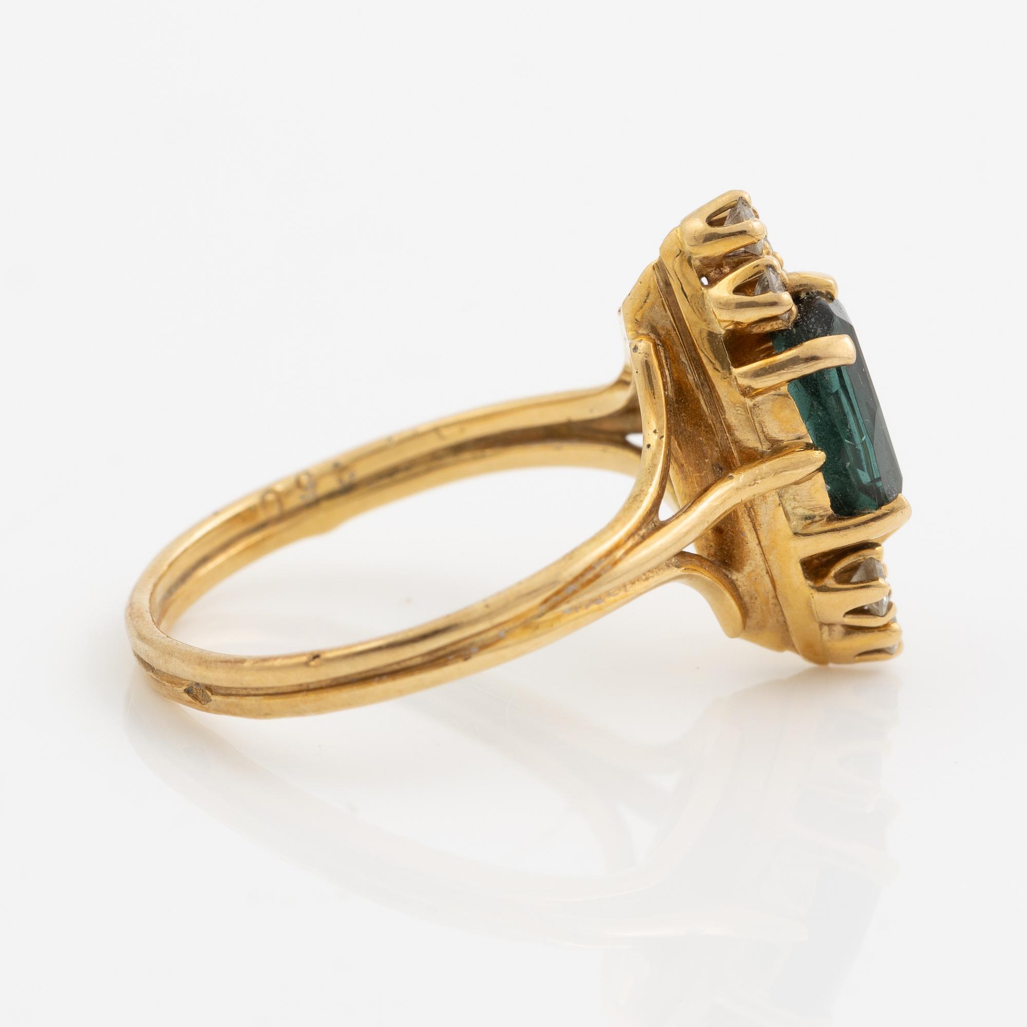 Ring 18K guld med grön turmalin och briljantslipade diamanter.