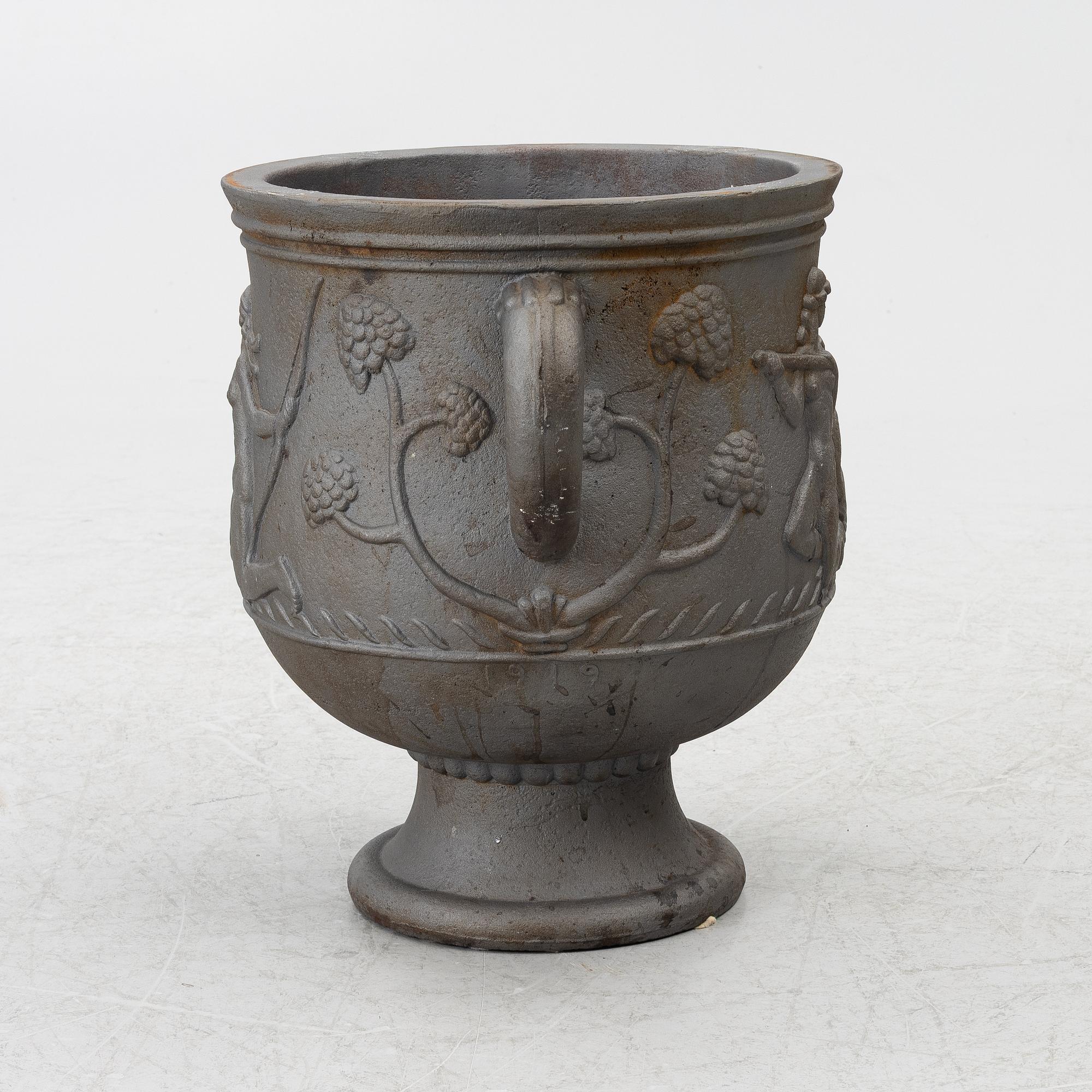 Ivar Johnsson, Garden urn, "Diana urn", Näfveqvarn Works, 1920s.