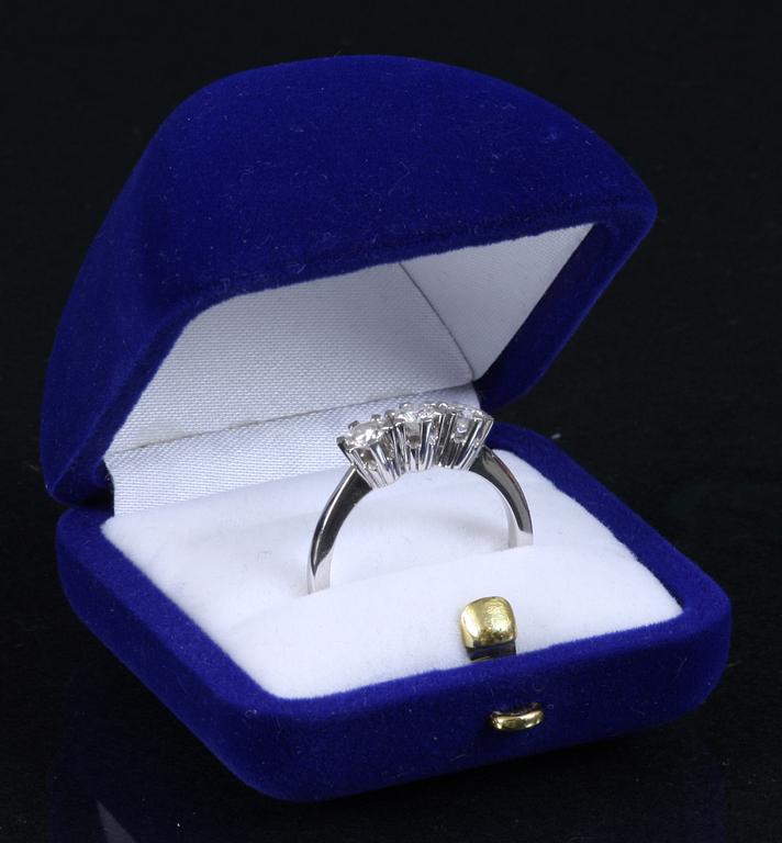 RING, 18 k vitguld med briljantslipade diamanter, 0,60 ct.
