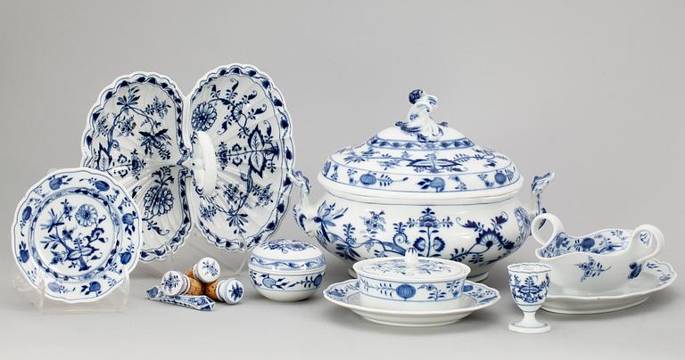 MATSERVIS, 88 delar, porslin,"lökmönstret",  Meissen.