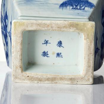 A blue and white 'landscape' vase, Qing dynasty, 19th century.