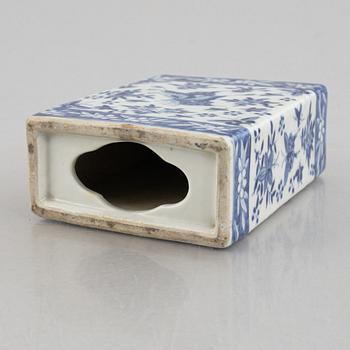 A Chinese blue and white porcelain neck stand / pillow and a pair of porcelain boxes, late Qing dynasty / early 20th cen.