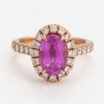 An 18K rosé gold ring with a pink sapphire ca. 2.49 ct and diamonds ca. 0.82 ct in total. Korkelia, Helsinki.