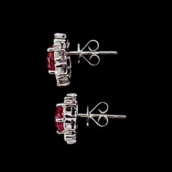 ÖRHÄNGEN, 1 par, 18 k vitguld, ovala rubiner tot 2.15 ct, briljantslipade diamanter tot 0.46 ct.