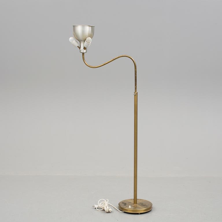 GOLVLAMPA, modell 2368/2148, "Stora Kamelen", Josef Frank, Firma Svenskt Tenn.