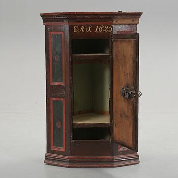 HÖRNHÄNGSKÅP, allmoge, 1800-tal.