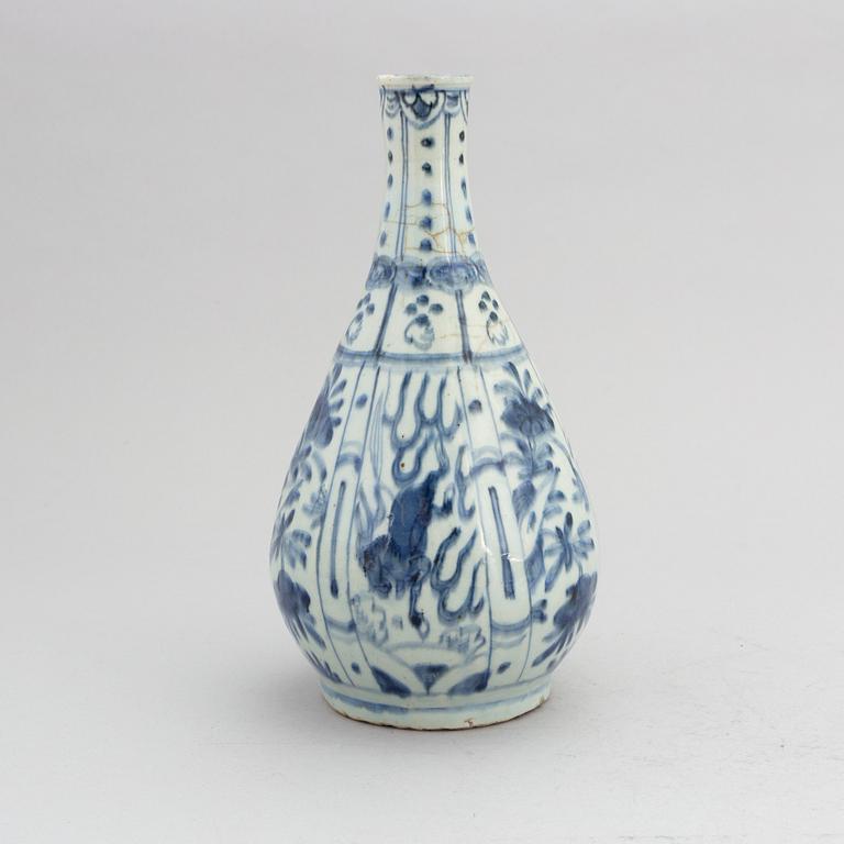 A Chinese blue and white kraak porcelain 'flying horse' bottle vase, Ming dynasty, Wanli (1572-1620).