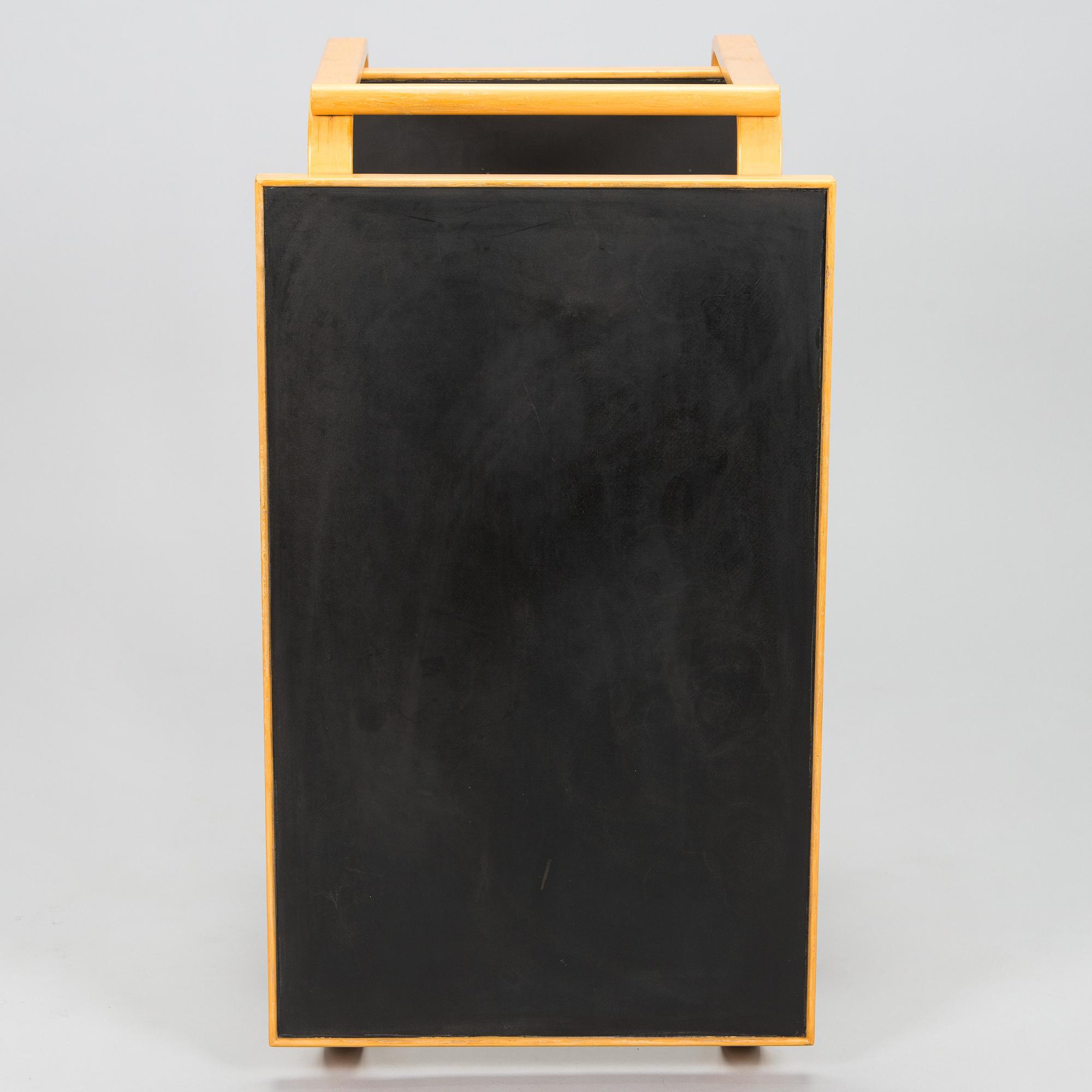 Alvar Aalto, serveringsvagn, modell 98, O.Y. Huonekalu- ja Rakennustyötehdas A.B. 1900-talets mitt.