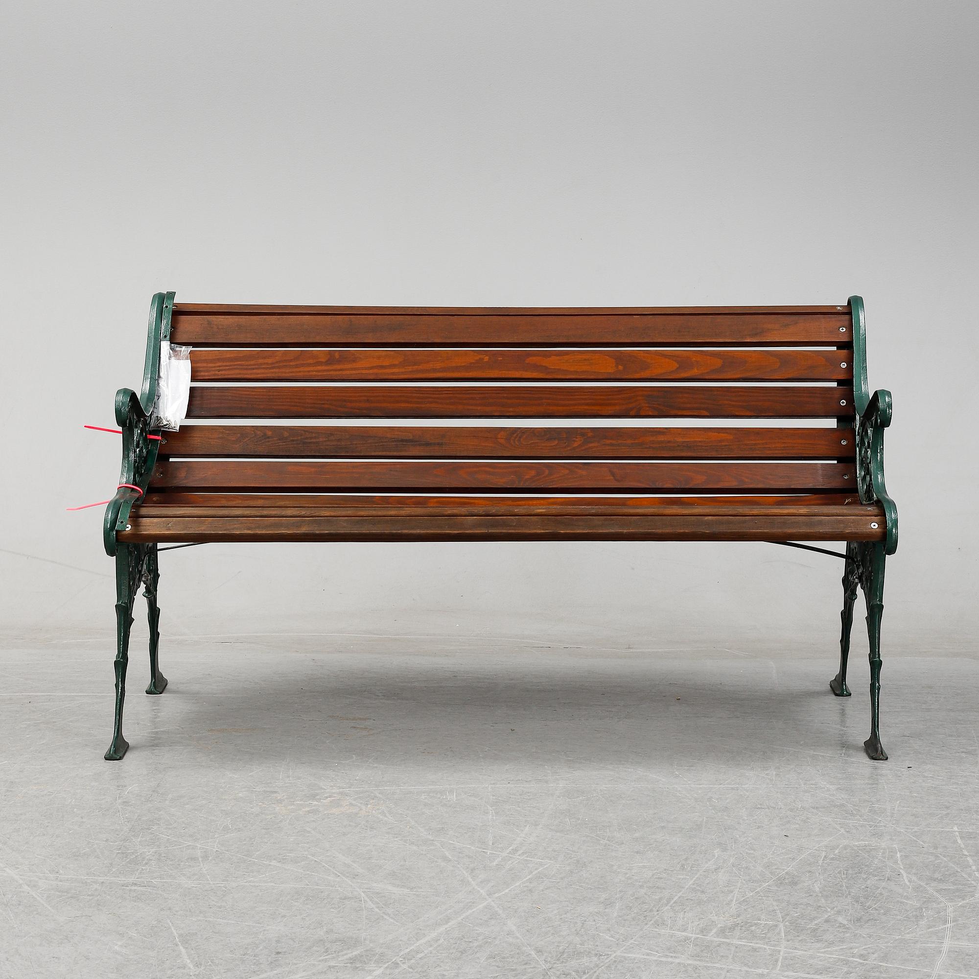 A tennis-/gardenbench, GLTK Gothenburg.