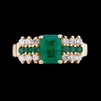RING, smaragd- och rundslipade smaragder samt briljantslipade diamanter, tot. ca 0.24 ct.