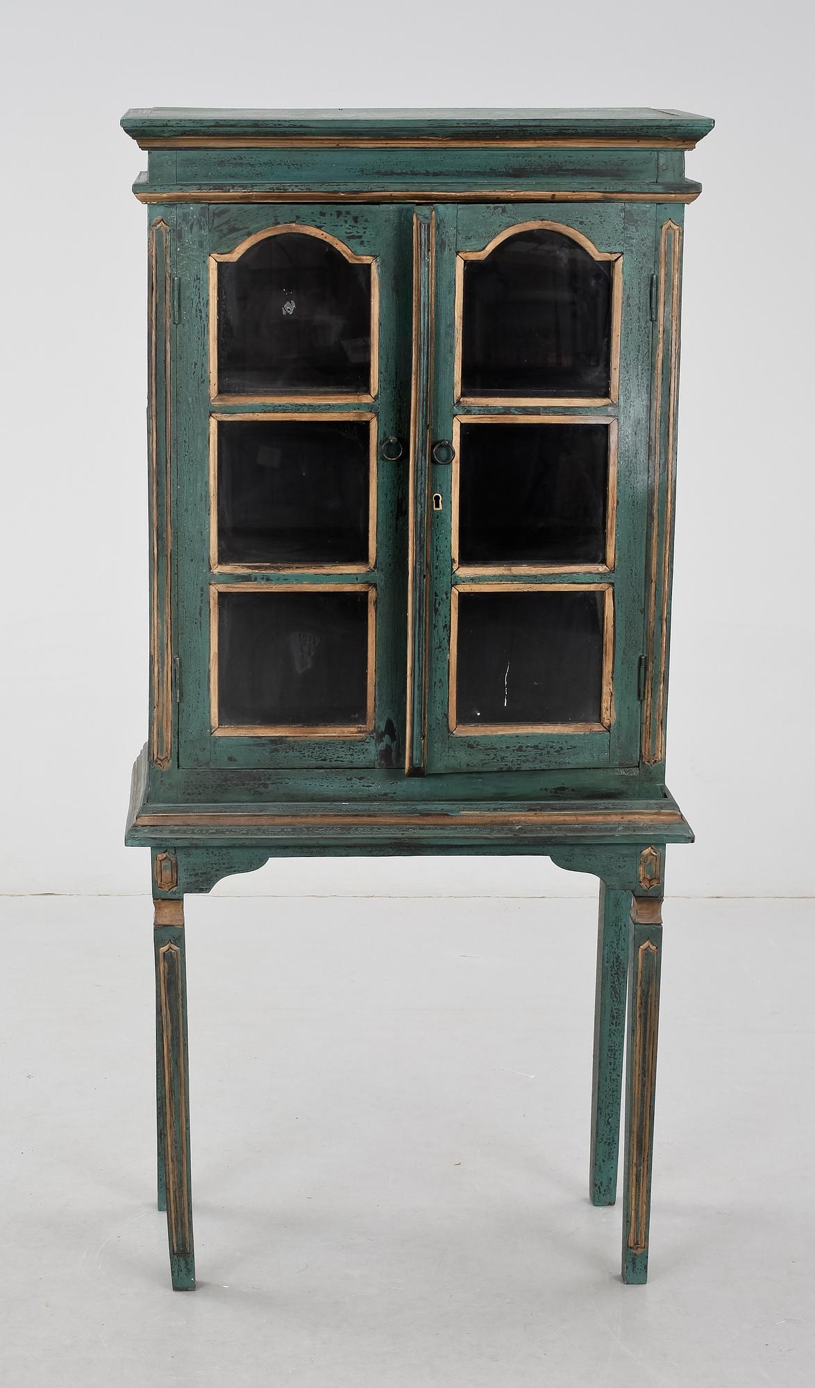 VITRINSKÅP, 1900-talets första hälft.