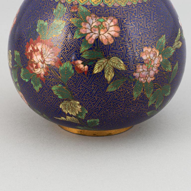 Vas, cloisonné. Kina, 1900-tal.