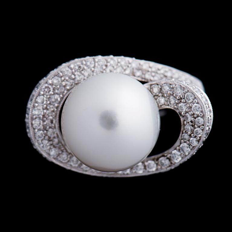 A RING, cultured South sea pearl, brilliant cut diamonds, 18K white gold.