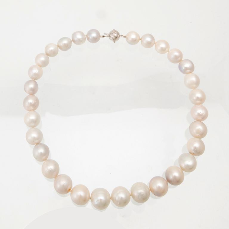 Collier odlade pärlor med lås av 14K vitguld samt runda briljantslipade diamanter.
