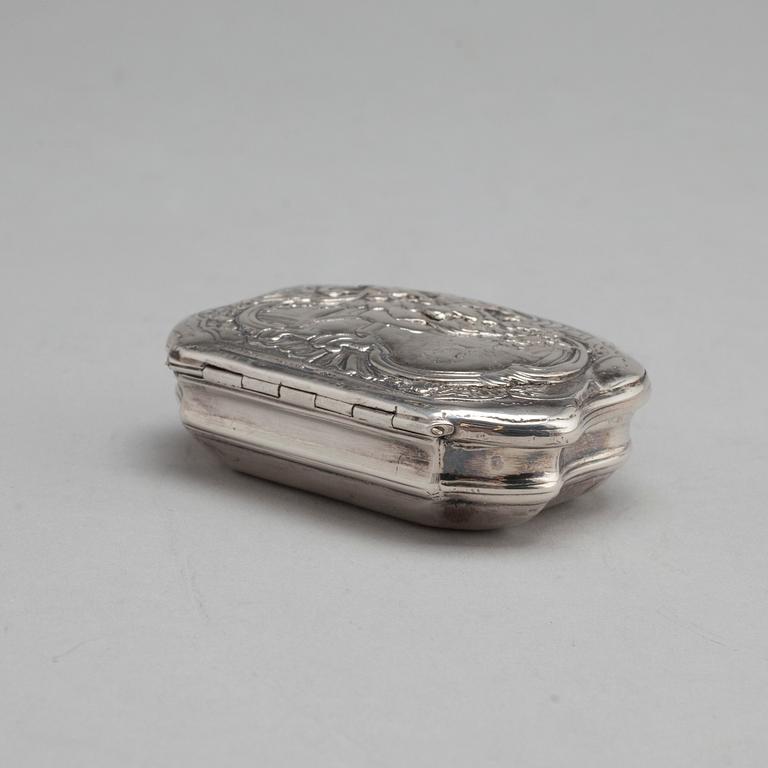 A 18th century parcel-gilt silver snuff-box, unmarked.