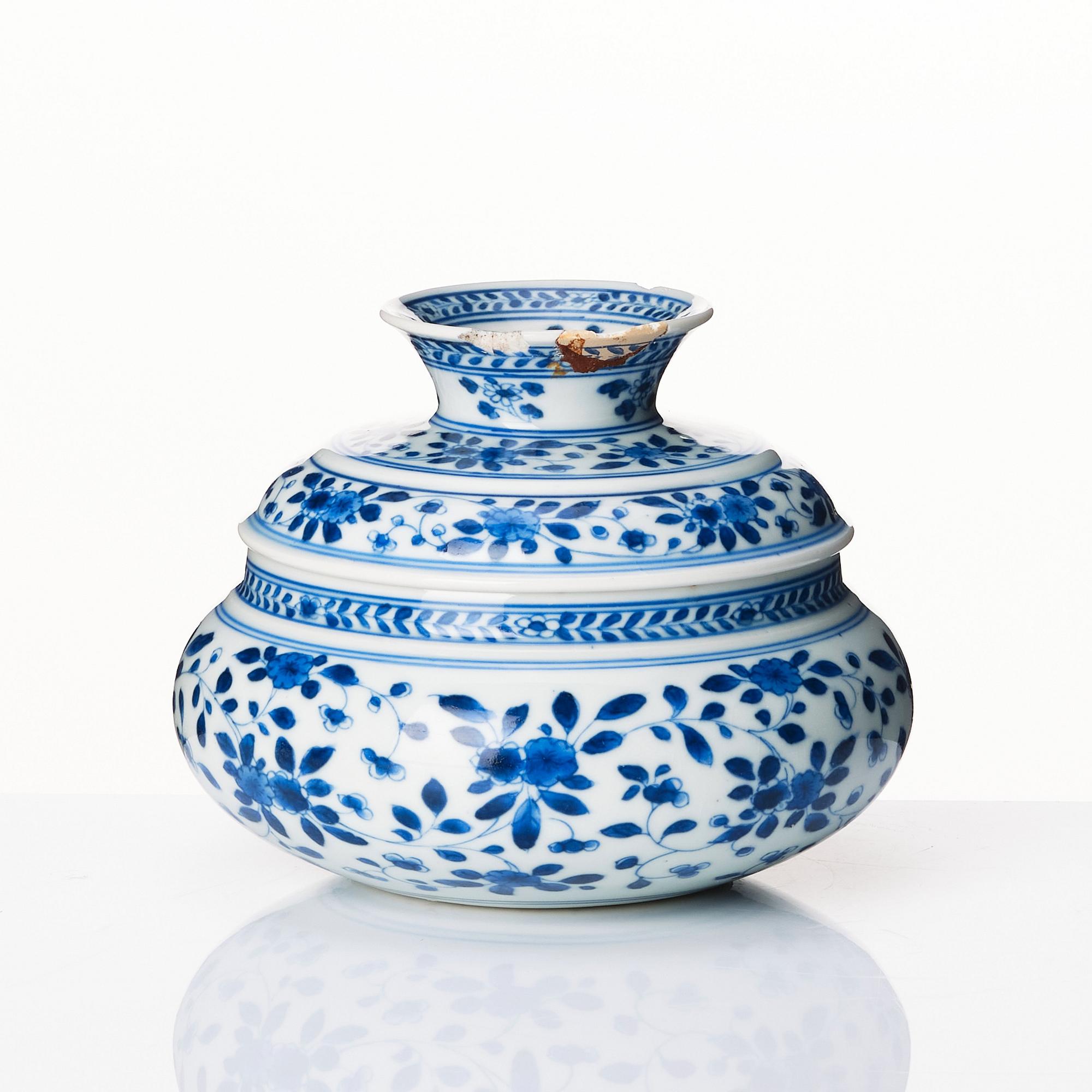 A blue and white vase, Qing dynasty, Kangxi (1662-1722).