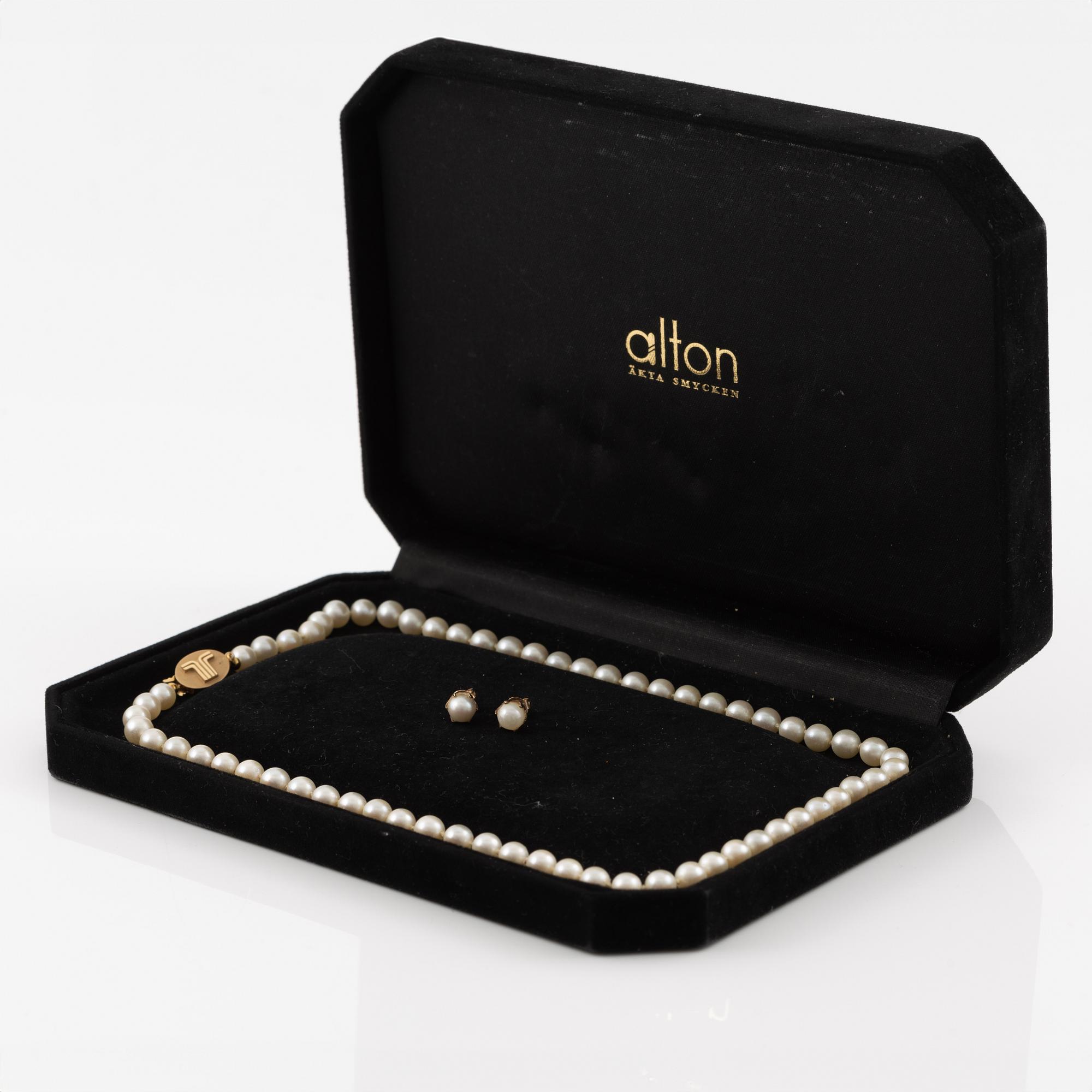 Pearl necklace, cultured pearls with clasp in 18K gold, Alton, earrings included.