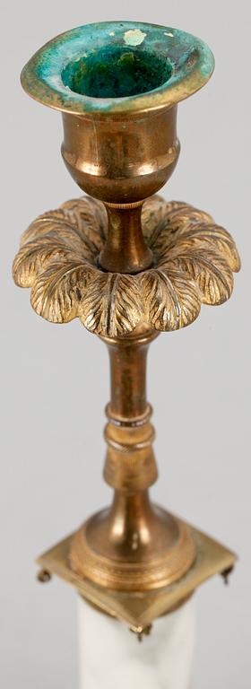 LJUSSTAKE, mässing och marmor, sengustaviansk, omkr 1800.