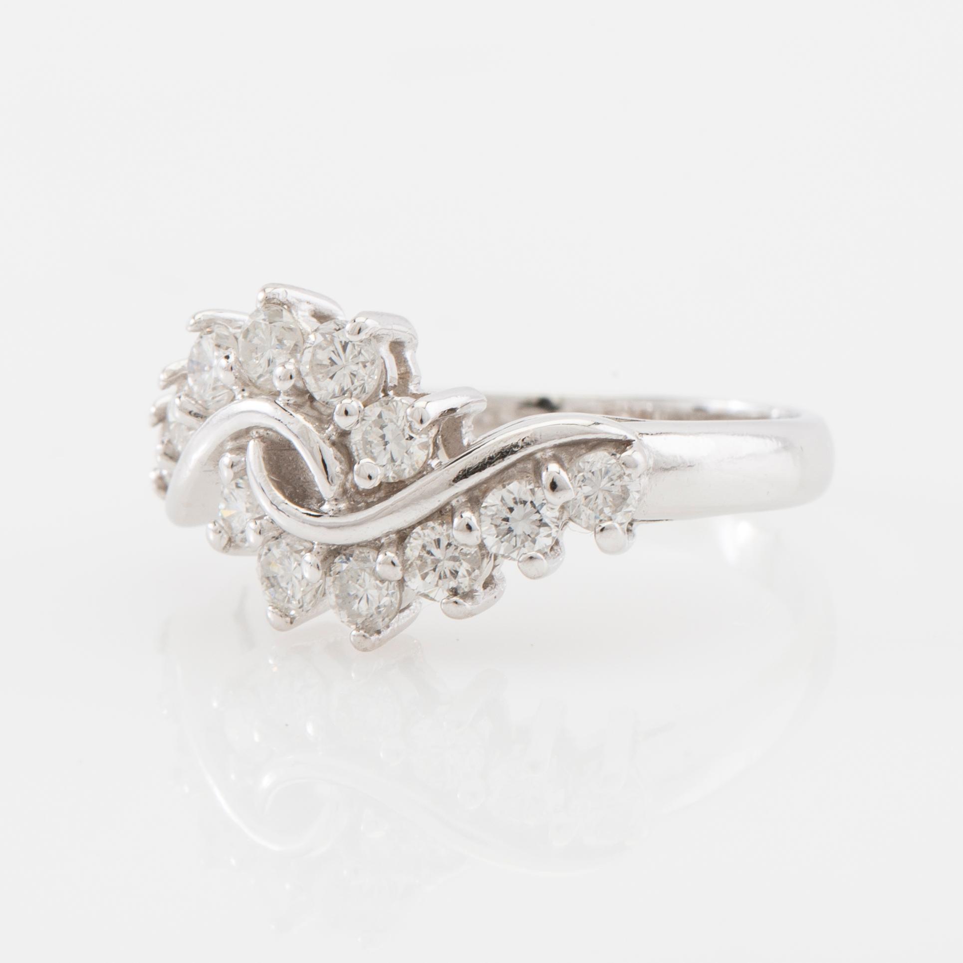 Ring 18K white gold set with round brilliant-cut diamonds.