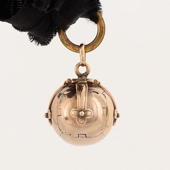 A round freemason pendant.
