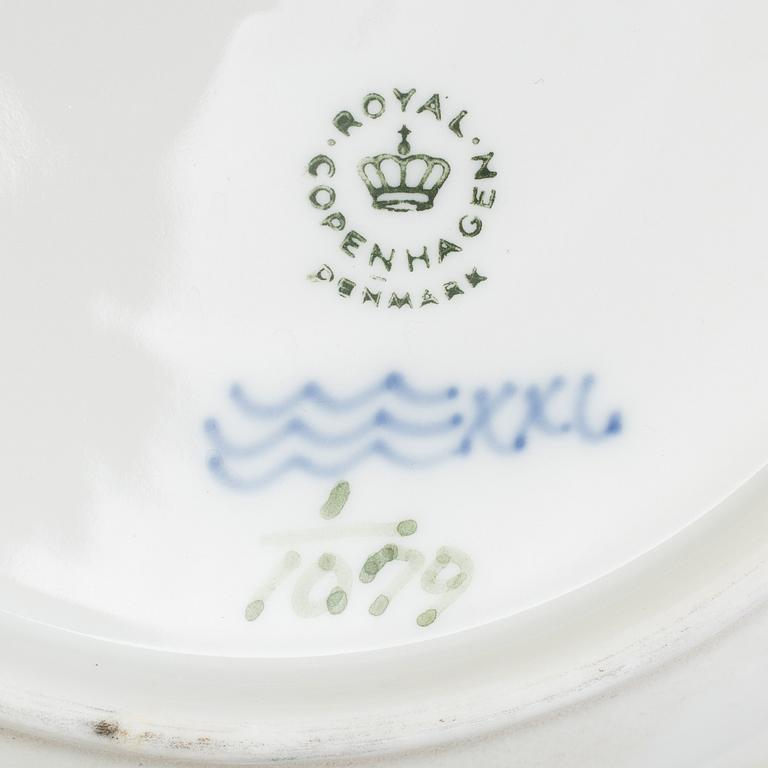 A set of 7 pieces of tableware "Musselmalet" by Royal Copenhagen.