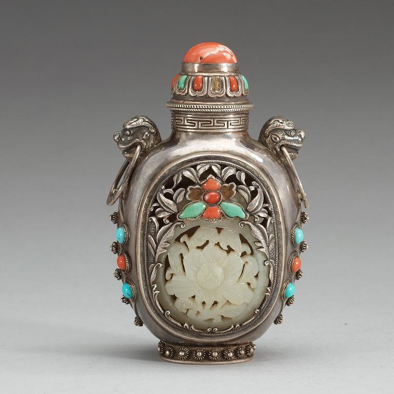 A silver and stone inlay tea caddy with cover, late Qing dynasty.