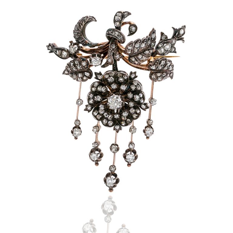 An antique-cut diamond pendant/brooch.