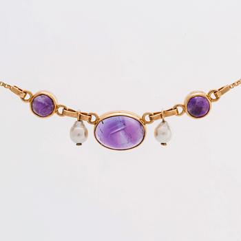 NECKLACE 18K gold w 1 larger amethyst approx 15 x 10 mm abd 2 smaller amethysts and 2 cultured pearls approx 6 mm.