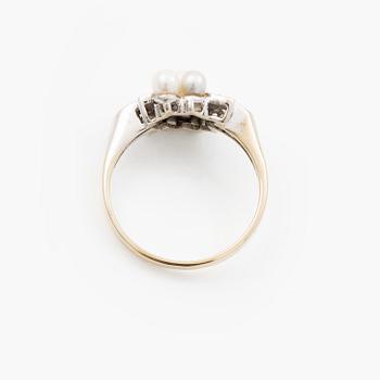 Ring 18K white gold with pearls and octagon-cut diamonds.