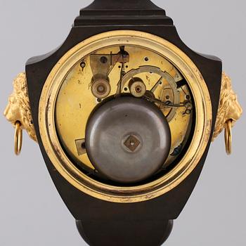 BORDSPENDYL, empire, förgylld och patinerad brons, Barbieri à Paris, 1800-talets första hälft.