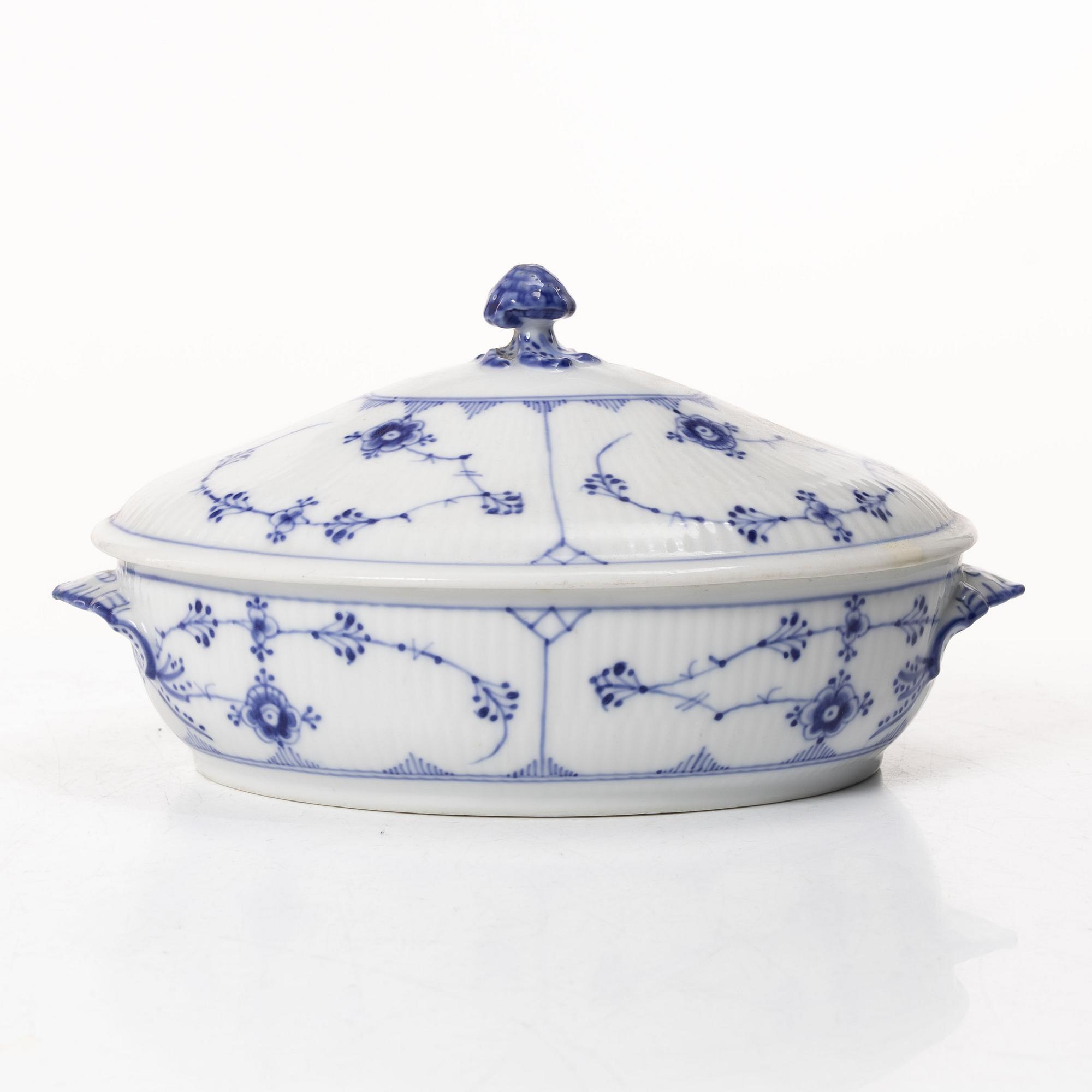 Royal Copenhagen, terriner 2 st, "Musselmalet", riflet, Danmark, 1890-1922.
