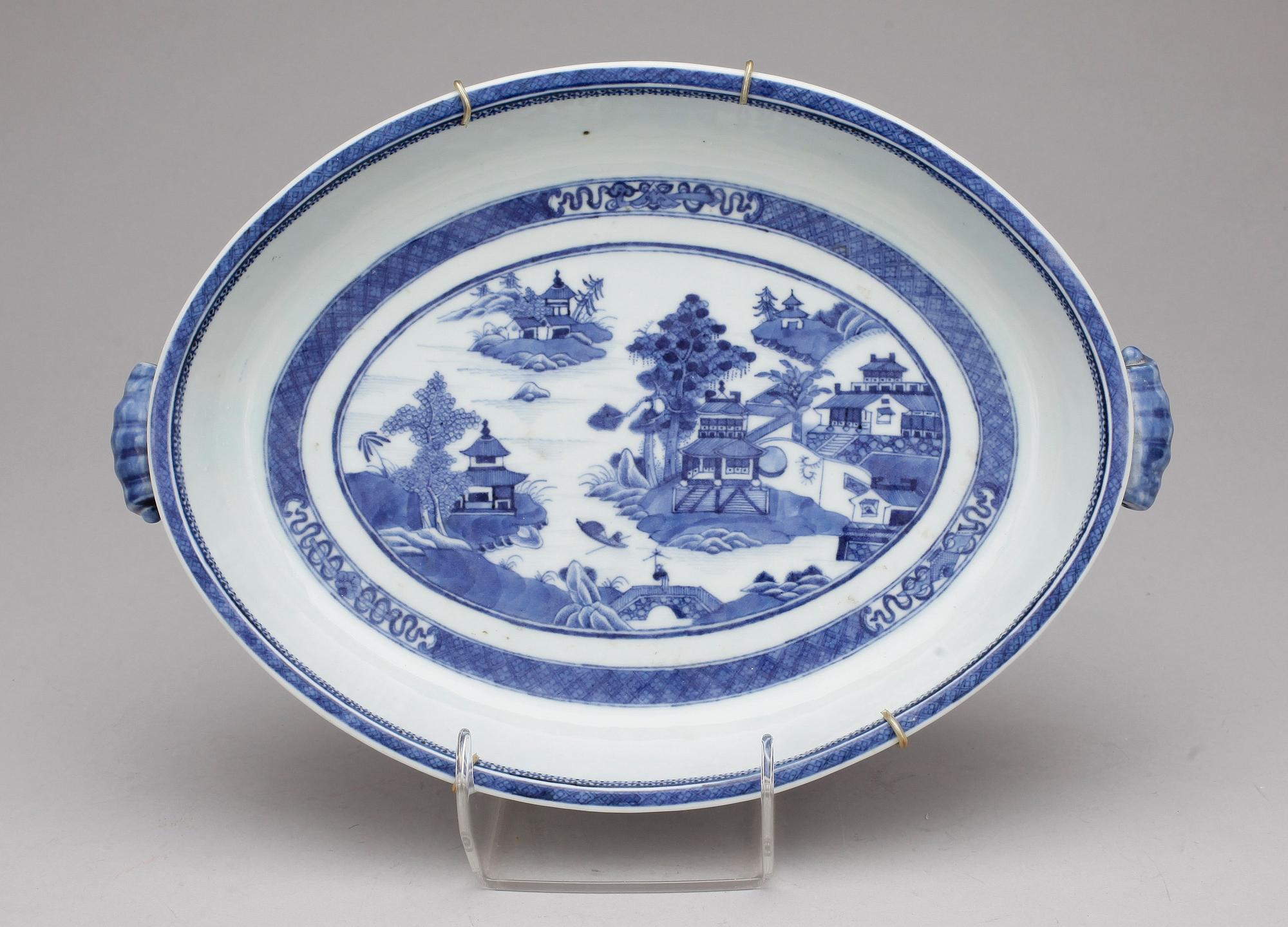 UPPLÄGGNINGSSKÅL med HÄNKLAR/KAROTT, porslin, Jiaqing, Kina, 1800-talets början.