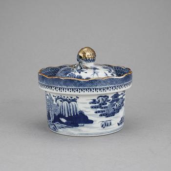 SMÖRASK, kompaniporslin, Qingdynastin, Qianlong (1736-95).