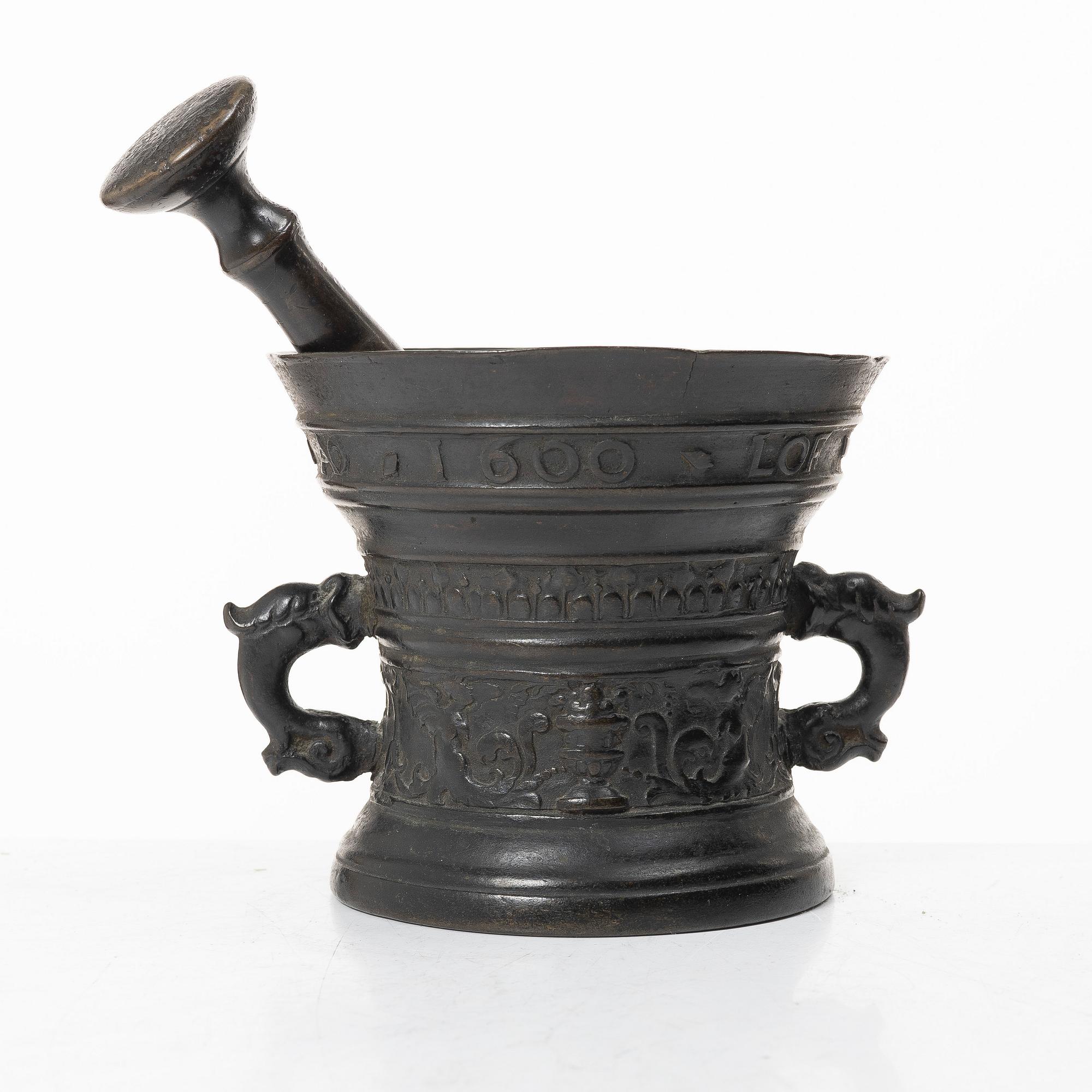 Mortar and pestle, dated 1600. Baroque.