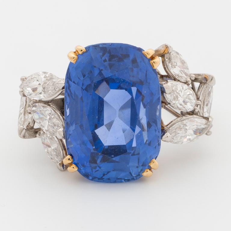RING med en kuddformad fasettslipad safir.