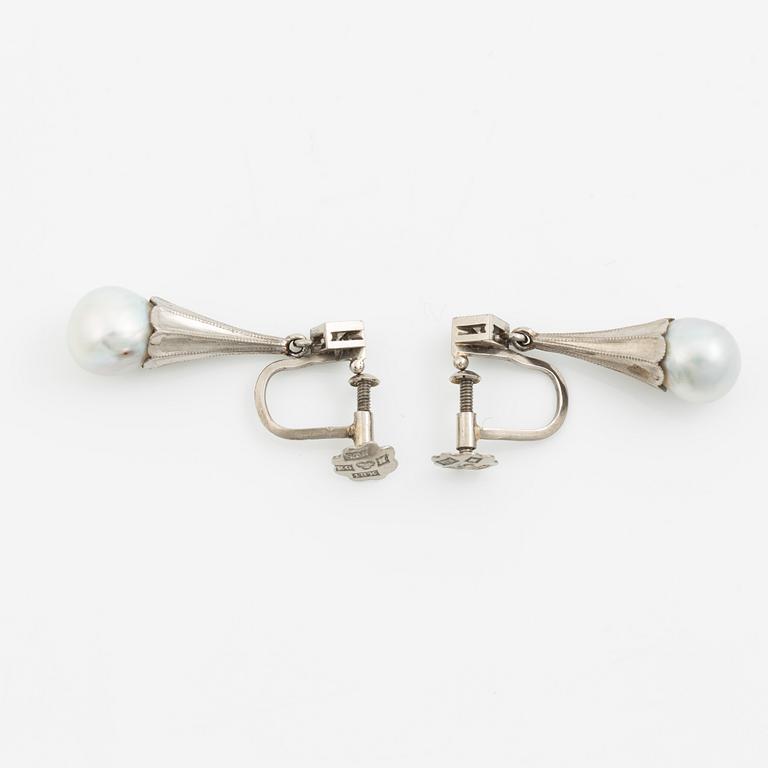 A pair of earrings in 18K white gold with cultured pearls and round brilliant-cut diamonds.