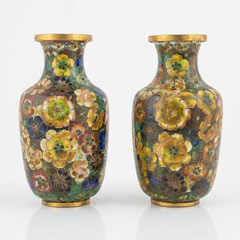 Vaser, ett par, cloisonné. Kina, 1900-tal.
