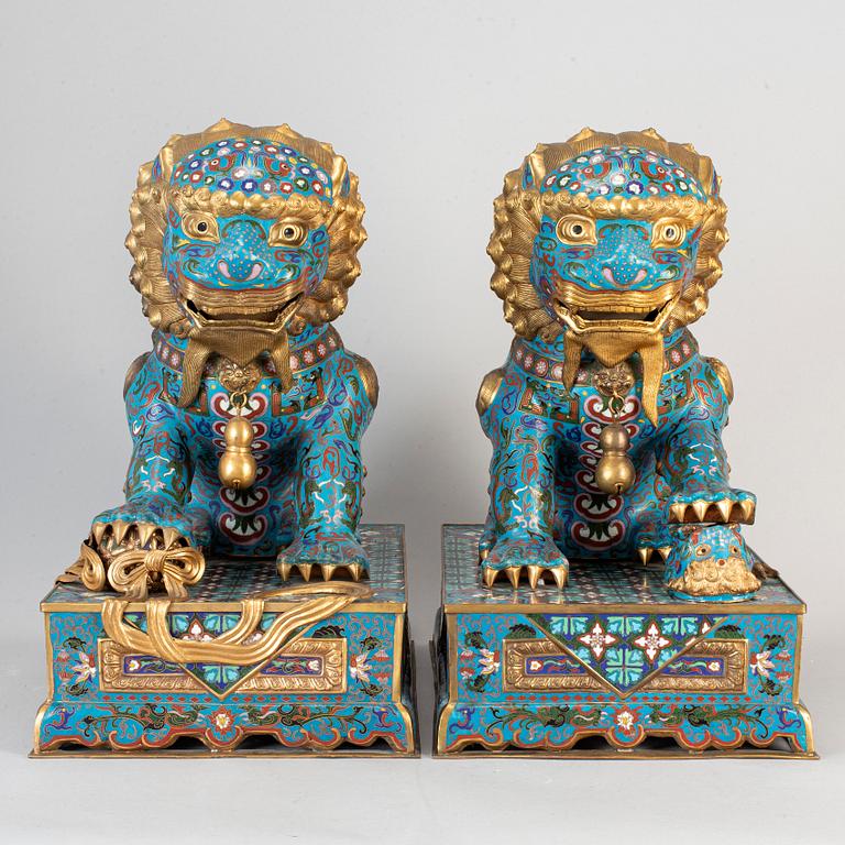 A pair of cloisonne buddhist lions, China, modern manufactory.